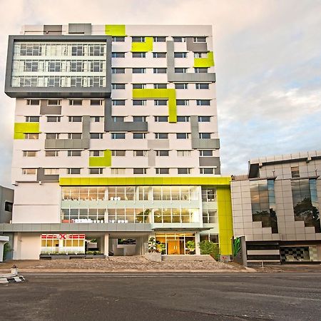 Whiz Prime Hotel Hasanuddin Makassar Eksteriør billede