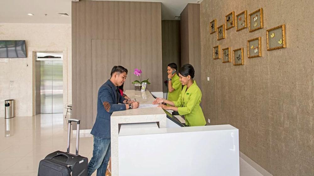 Whiz Prime Hotel Hasanuddin Makassar Eksteriør billede