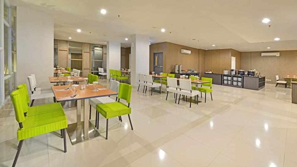 Whiz Prime Hotel Hasanuddin Makassar Eksteriør billede